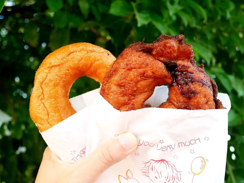 連新營在地人都常常撲空的隱藏版甜甜圈，一年只賣兩季，而且下午才出現又沒有明確地址，脆巧咬下超爆漿，不愧是人氣王