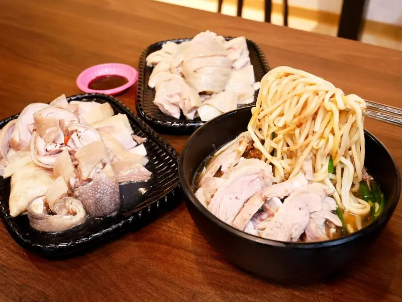 台中水湳鵝肉專賣，各種鵝肉料理都好吃，但最厲害的是油雞和醉雞，肉質軟嫩入味，全去骨超方便吃