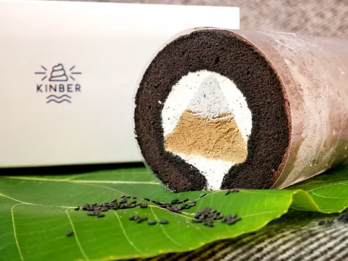 台中人氣生乳雪糕捲，將富士山包在裡面超有層次，芝麻口味結合焙茶超濃郁好吃，今年伴手禮就選他吧~