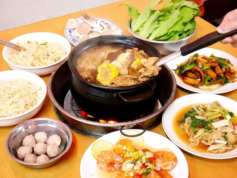 竹南老字號羊肉爐，濃郁甘醇的藥膳湯底免費續超佛心，價格親切聚餐沒壓力，炭火陶甕才是老饕吃法~