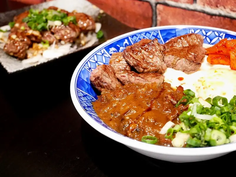 來自高雄的人氣牛肉飯，超大塊的牛菲力軟嫩多汁，搭配牛肉燥一起吃狠厲害