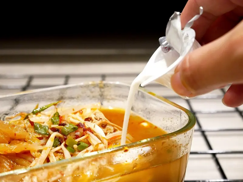 頭一次看到麻辣鴨血豆腐加奶球超特別，重點是竟然迸出南洋咖哩味，也太搭~