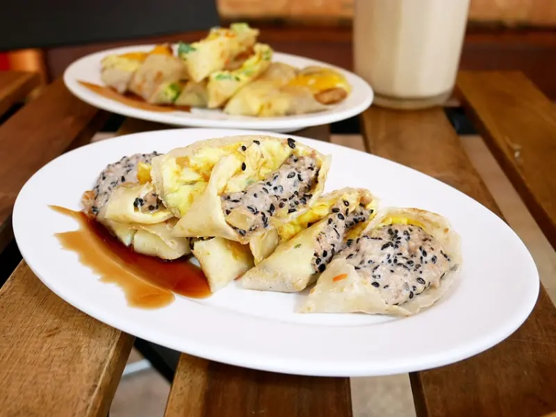 新莊特色早午餐，頭一次看到鮪魚醬拌入大量黑芝麻，組合起來意外合拍，口感嗶嗶啵啵超加分~