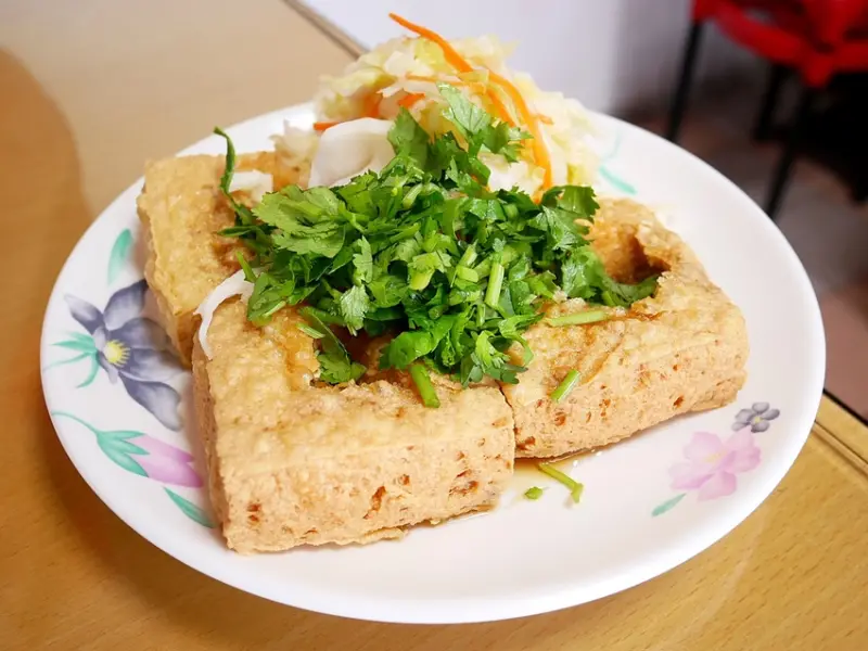 中和人氣臭豆腐，麻辣臭豆腐、酥炸豆腐一次擁有，還沒開門就已經湧現排隊人潮超誇張