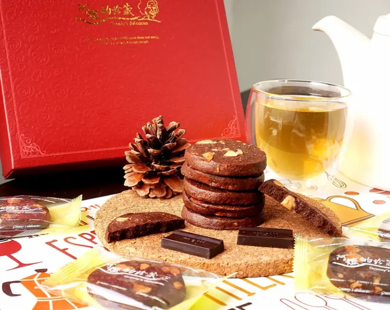 台南人氣伴手禮，減糖夏威夷豆巧克力餅乾超涮嘴，濃郁可可香在口中迴盪讓人愛不釋手