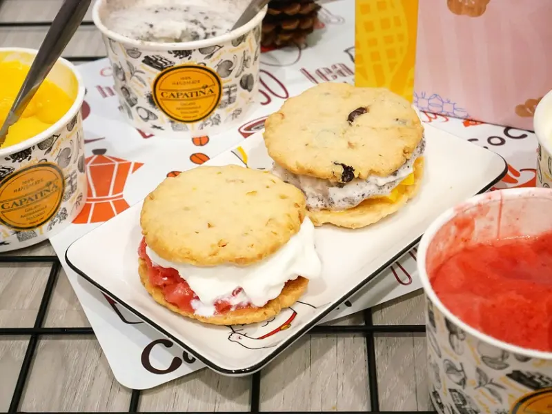 冰淇淋跟手工餅乾結合，自行DIY成冰淇淋三明治，綿密的冰淇淋口味變化多，香氣自然而非香精味，低脂低糖無負擔