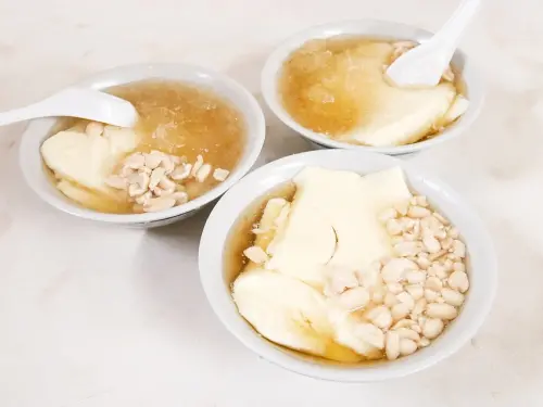 台北公館老字號膠香豆花，只賣一種口味但店內店外人潮沒停過