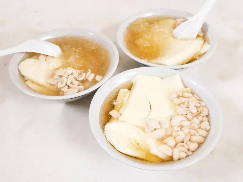 台北公館老字號膠香豆花，只賣一種口味但店內店外人潮沒停過