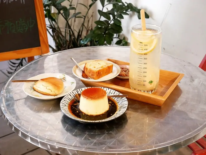 台中北區咖啡館，不限時而且飲料續杯不限品項超優惠，偷偷說鹹食不錯大勝甜點，二樓落地窗坐區最搶手!
