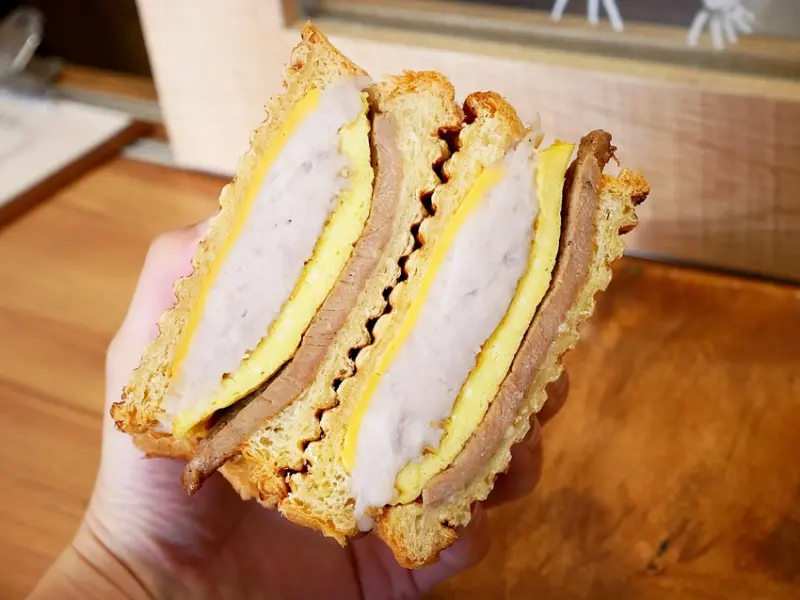 台中芋泥控必收藏，厚厚一層芋泥填超滿，大口咬下立刻炸出來，芋泥不甜膩，搭配厚蛋、起司超療癒