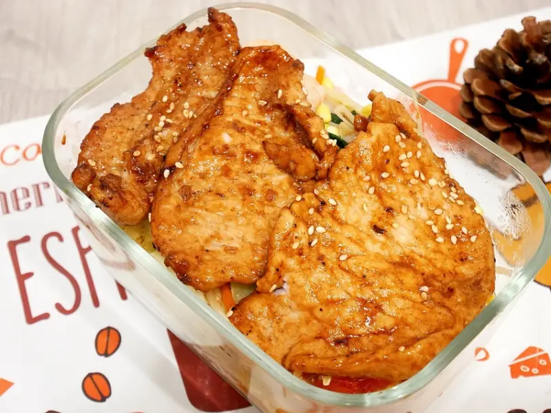 大里主打肉多的便當新開幕，每塊肉都大塊又厚，重點是很好吃，就連配菜都不隨便，首推烤肉飯