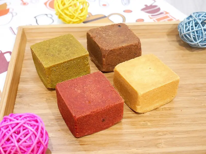 寧夏夜市必買伴手禮，馬卡龍色系土鳳梨酥，抹茶和巧克力都是濃郁大人味，自備容器買四送一，