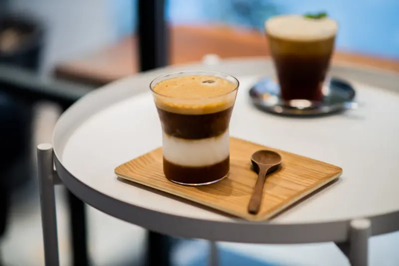 中山區咖啡／水下 Coffee Underwater，推薦調製咖啡飲品、乳酪蛋糕／藍色系咖啡廳