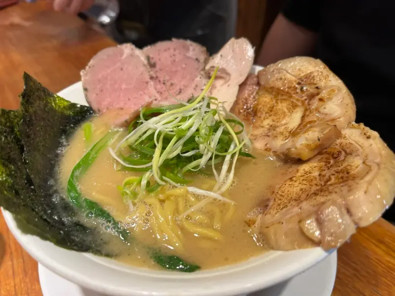 士林食記｜隱家拉麵:士林巷弄的排隊名店，豪華叉燒拼盤超滿足