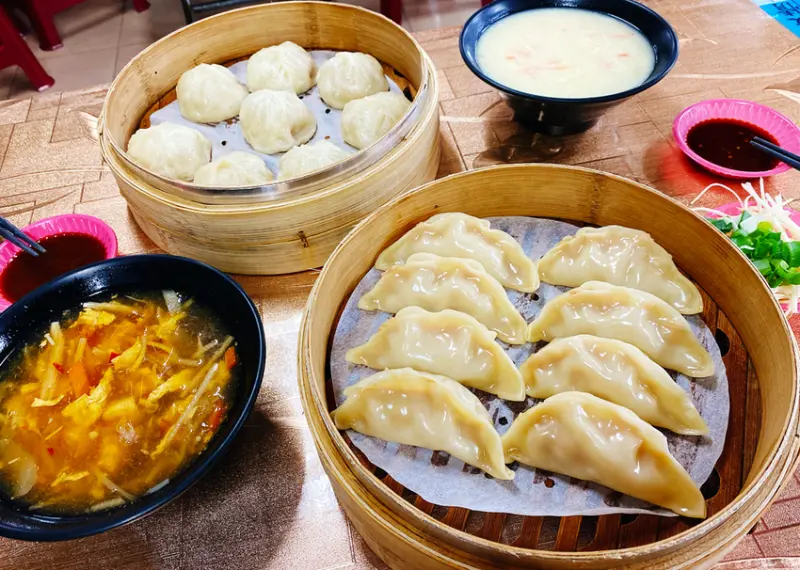 內湖737巷小籠包/蒸餃【鴻鼎小籠包】巷尾的排隊店，在地人從小吃到大，二代傳承皮薄飽滿多汁，譽為平民版鼎泰豐的相傳小籠包│內湖737巷弄美食推薦