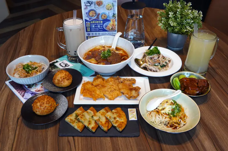 淡水老街必吃美食-柴米夫妻中式麵館，牛肉麵、BIANG BAING麵、蔥油餅、山東燒雞、紅油炒手、泡芙、飲料超好吃