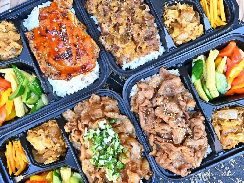 米麒麟直火燒肉餐盒｜台中便當推薦，主打火烤燒肉，四菜加一主餐，肉量多到盒子快蓋不起來！
