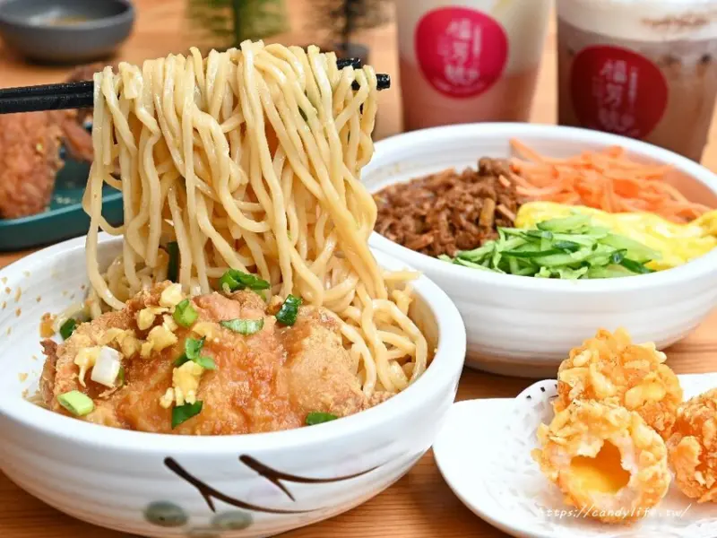 福芳號二八樹巷店｜隱身在都市中的秘境咖啡館，主打麵食、披薩及飲品，近台中捷運文心櫻花站，消費滿600元再送限量福虎手工餐具袋～