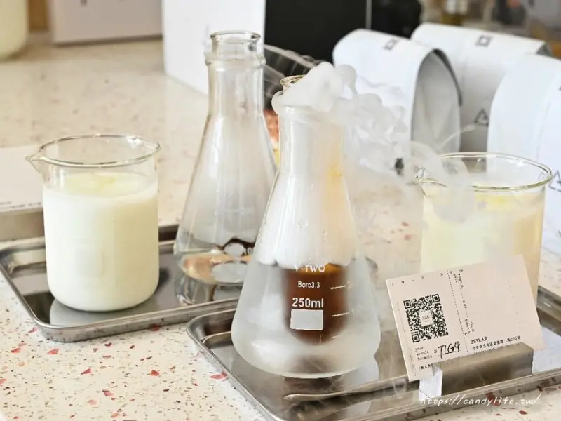 255LAB｜以實驗室為主題的咖啡館，採用試管盛裝咖啡，上桌時還會沁煙呢～