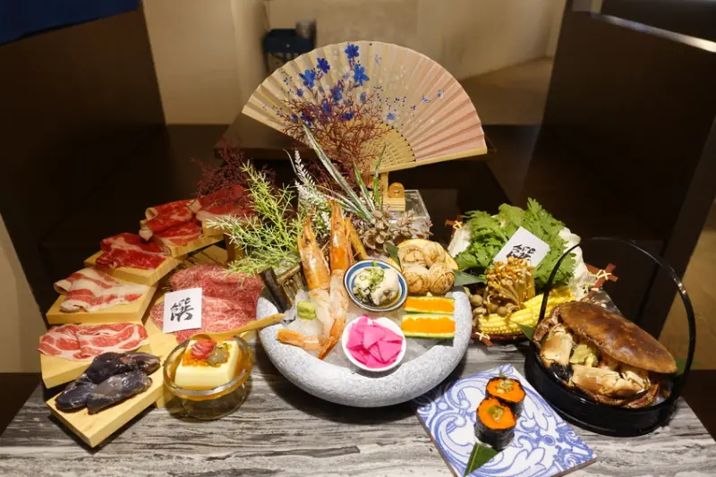 全台最大火鍋集團「肉多多火鍋」旗下爆紅名店『饌和牛 無菜單創作鍋物』就在台北! 日本A5和牛、澳洲和牛、活體麵包蟹，超華麗擺盤，視覺和味覺的饗宴