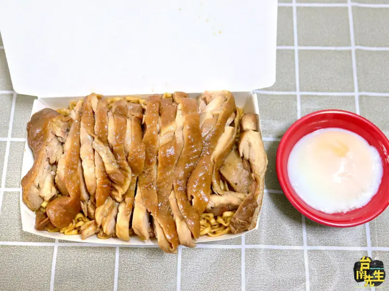 台南滷味／溫泉蛋雞腿排麵新上市／每日限量只賣5小時／30多種中藥材當天現熬滷汁／不添加化學香料與味精／嚴選各種食材新鮮備料／自製天然辣椒醬／一開店就有客人上門