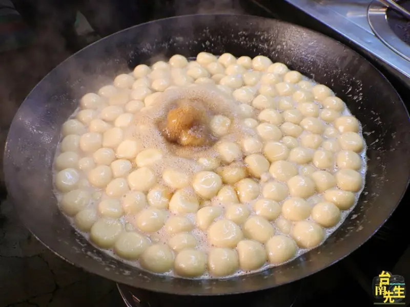 台南燒麻糬甜湯／沒有店名隱身黃昏市場／當天備料現煮現賣／限時限量只賣2.5小時／冬季限定燒麻糬不到1小時秒殺完售／撲空3次才買到／還沒營業就排隊