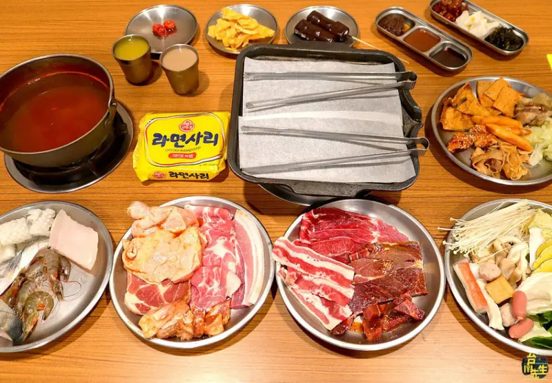 台南韓式火烤兩吃吃到飽／食材種類多達近百種／使用原塊肉不用組合肉／現切肉片不會薄到透光／補食材動作迅速不怕客人吃／大湖草莓吃到飽／生意好到連平日都人潮滿滿