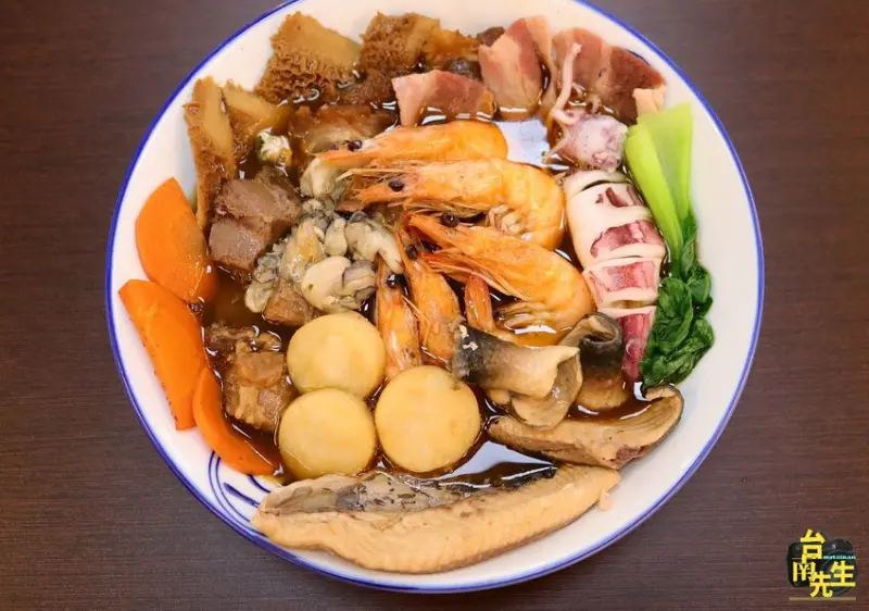 台南海陸牛肉麵／台南唯一獨家首創海陸11拼／海鮮食材當天進貨／台南少見火烤炙燒牛肉／天然食材熬高湯