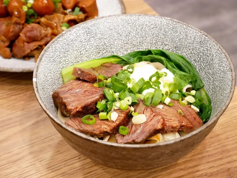 從竹東夯到台中的質感牛肉麵店，首推番茄湯底味道一級棒，還可以免費續湯超佛心，牛肉乾拌麵的肉量超多，滷味也超水準打趴許多滷味店
