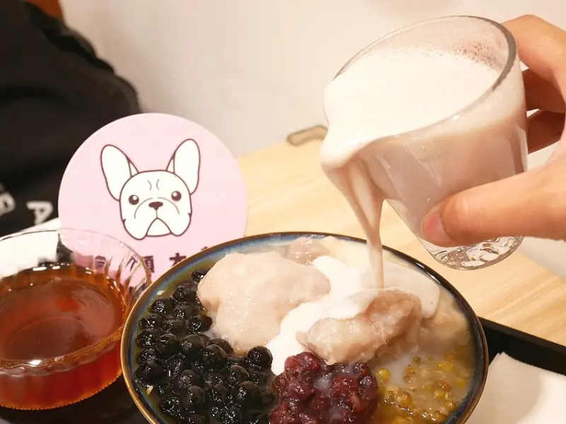 寧夏夜市網美豆花，超大份量滿滿料，兩個人分食都不嫌少，淋上整杯芋頭牛奶超過癮，吃法豪邁有特色