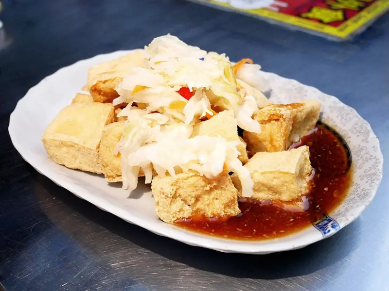 台北公館無名臭豆腐、蚵仔麵線，金黃的豆腐本來只有70分，淋上醬汁立刻多了10分~