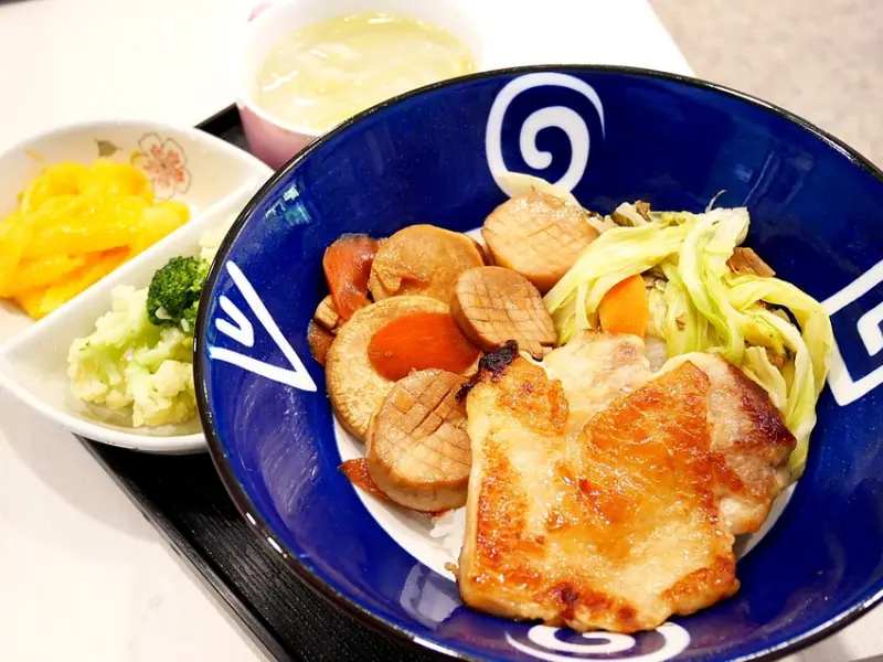 苗栗西湖鄉咖啡館，以自家種植的蔬菜入餐超健康，深藏不漏的闆娘是專業咖啡師，手沖咖啡超好喝，還有烘豆教學超有趣