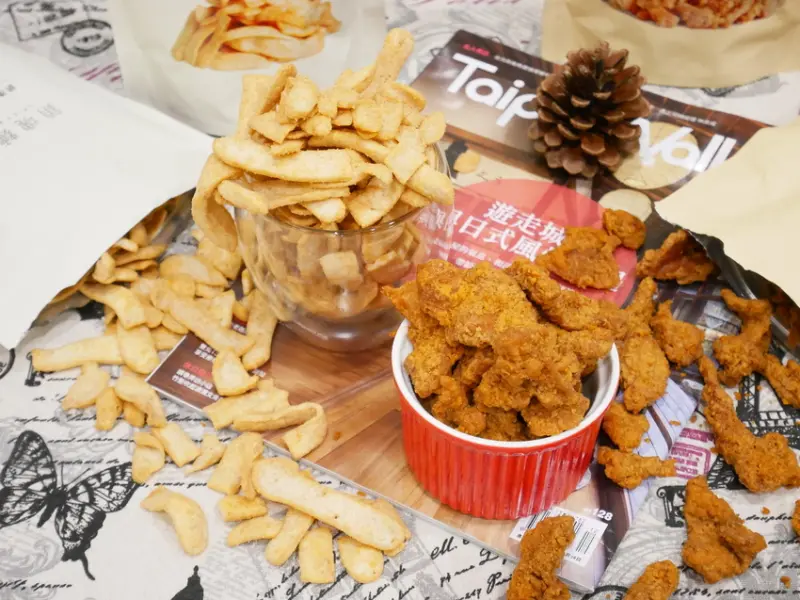 現炸的甜不辣、雞皮大家都愛，但做成餅乾你吃過嗎? 「大師兄銷魂麵舖」在拌麵之後有推出引領潮流的超涮嘴零食，不油膩更耐吃~