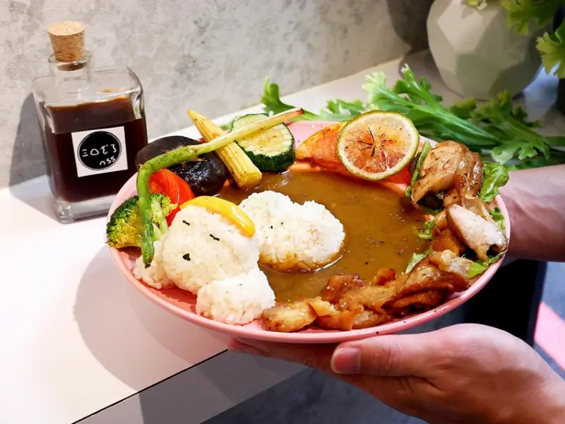 台中勤美早午餐推薦，小狗飯糰泡在咖哩浴內超可愛，焗烤大推很厲害，寵物友善可以帶毛孩來用餐