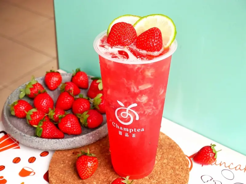 大里在地飲料店，草莓季節就是要狂吃草莓，頭一次看到草莓飲料也能做得這麼有層次，搭配奶蓋、茶凍都絲毫不違和