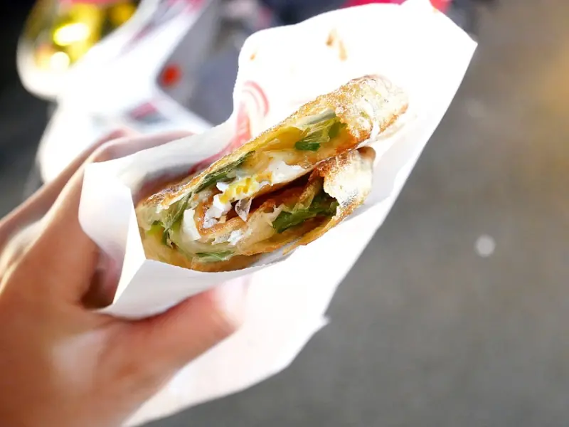 宜蘭東門夜市入口第一攤，民宿老闆娘特別推薦，酥脆餅皮不油膩，包著新鮮蔥段香氣還不賴~