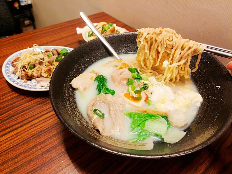 大里平價鍋燒麵，小菜比麵厲害10倍的小吃店，湯頭口味選擇多，還有爆多蛤蜊系列，雖說調味偏淡卻忍不住一口接一口