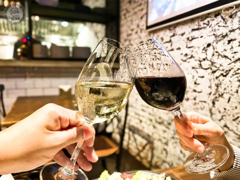 【 東區餐酒館 】道地英式炸魚薯條竟然可以在東區巷弄餐酒館吃到，各式酒類選擇小酌一下讓人放鬆．Waiting Bistro