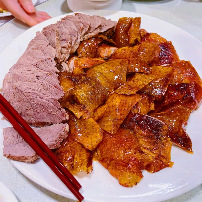 [台北中式]松山區南京復興站「北平萬珍樓美食餐廳」巷弄內的平價北平好滋味/一鴨三吃皮脆肉厚皮Q/芋頭米粉湯也好好味/附菜單