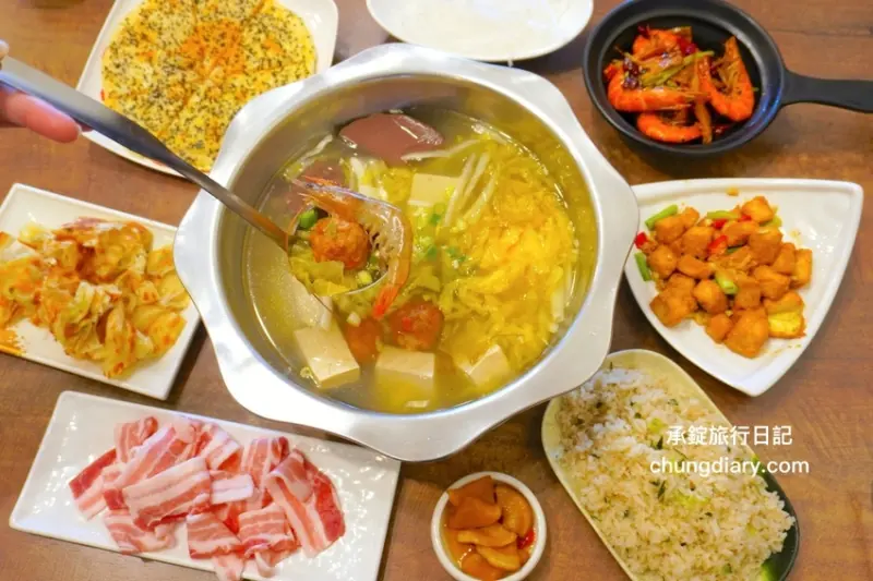 5菜1湯只要不到一千元！酸白菜火鍋＋特色現炒手路菜＋南北點心料理＋古早味酸梅湯。