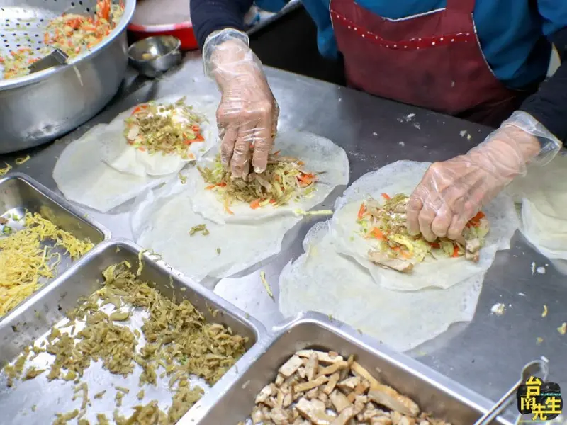 台南潤餅／無招牌無店名隱身傳統市場30多年／沒有在地人帶路保證找不到／季節限定每年只賣兩個月／限量供應2小時完售／潤餅皮現做現包