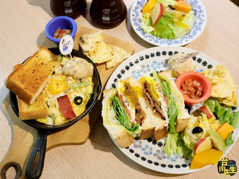 台南早午餐／隱身百年古城門巷弄內／生意好到連平日都客滿／全天供應早午餐／下午茶時段限定鐵鍋鬆餅／台式老房子x北歐工業風