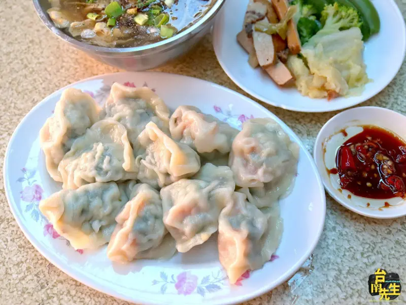 台南手工水餃麵店／1人小店趕時間不要來／藏身社區巷弄中飄香40年／沒有在地人帶路保證找不到／料多實在價格超佛心／內用可享小菜免費供應吃到飽／有一種餓叫阿嬤覺得你餓