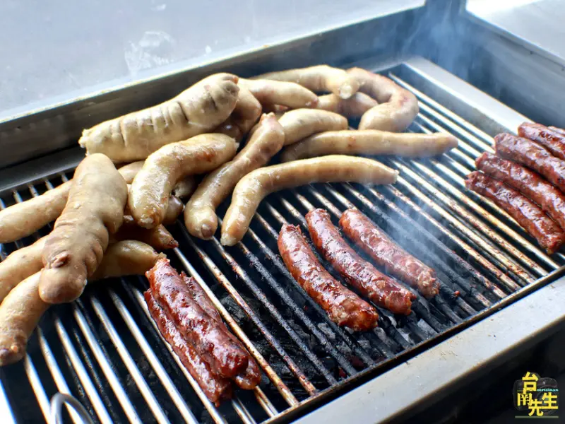 台南大腸包小腸／木炭烘烤飄香30多年／從路邊發財車賣到變店面／天然腸衣手工糯米腸／自家灌製藥膳香腸／在地人從小吃到大