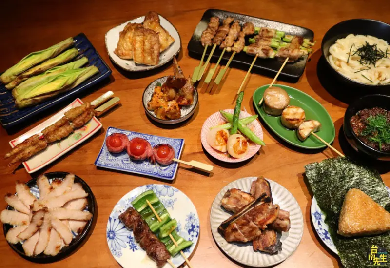 台南日式串燒／採用鹽燒不過度調味／呈現食材最原始風味／不用出國一秒到日本／傳承日本職人精神／道地日式居酒屋風格／在地飄香10多年／連日本人都愛吃