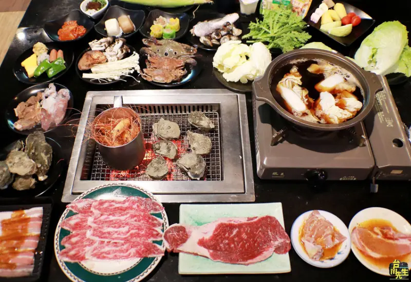 台南炭火燒烤火鍋吃到飽／日本A5短角和牛／新鮮現撈泰國活蝦／原肉現切不用組合肉／獨家特製醬汁不醃漬不用嫩精／店員現烤帶殼鮮蚵／現煎鐵板料理／千元有找CP值超高