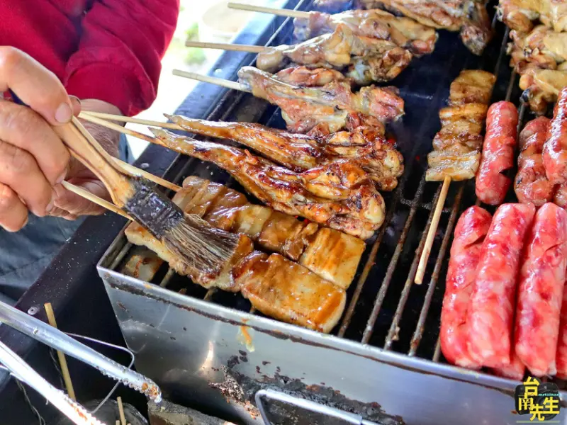 台南炭烤行動餐車／無店名無招牌飄香40多年／每日限量1小時秒殺完售／沒預訂保證吃不到／在地人從小吃到大／老饕私藏口袋名單