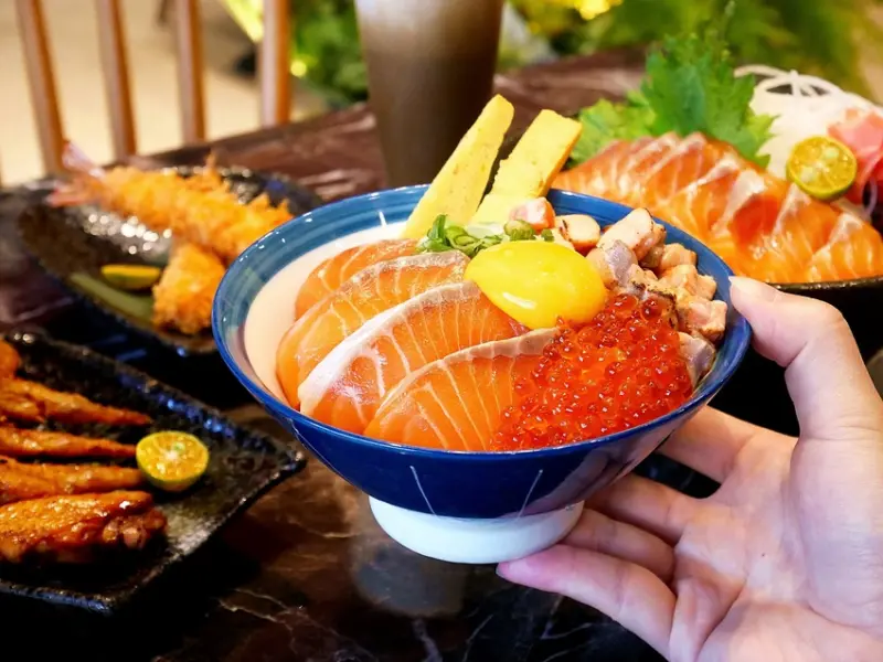 台中北屯日料，絕美裝潢不輸法國餐廳，鋪滿料的丼飯是人氣王，炸物水準超高必吃，寵物友善還能帶毛寶貝進來用餐