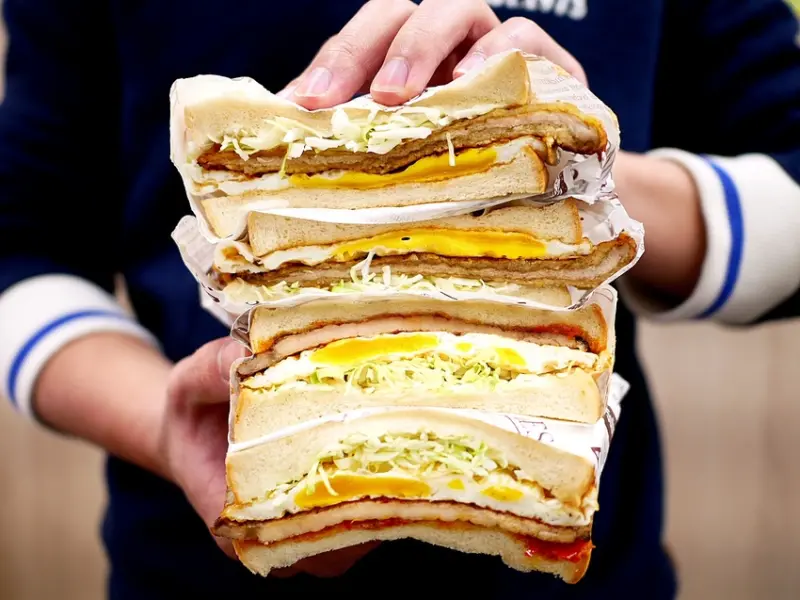 永和日風建築早午餐，炸排骨不再是便當的專利，夾入吐司、蛋餅都厲害，厚實內餡的蔥抓餅冷調也不乾硬大推