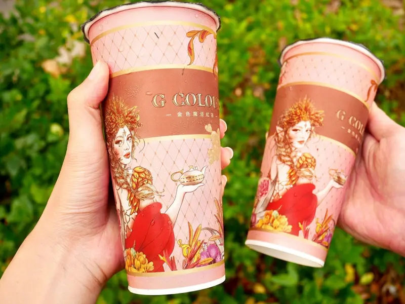 一中街最醒目的飲料店，金色裝潢超吸睛，搭配精緻華麗杯身質感破表，帶花果香的濃郁英式紅茶推爆，銅板價就能品嘗也太幸福